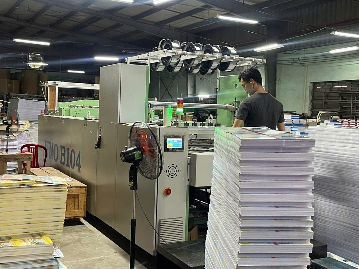Máy gập, ghim, cắt liên hoàn tại nhà máy Hồng Điệp
