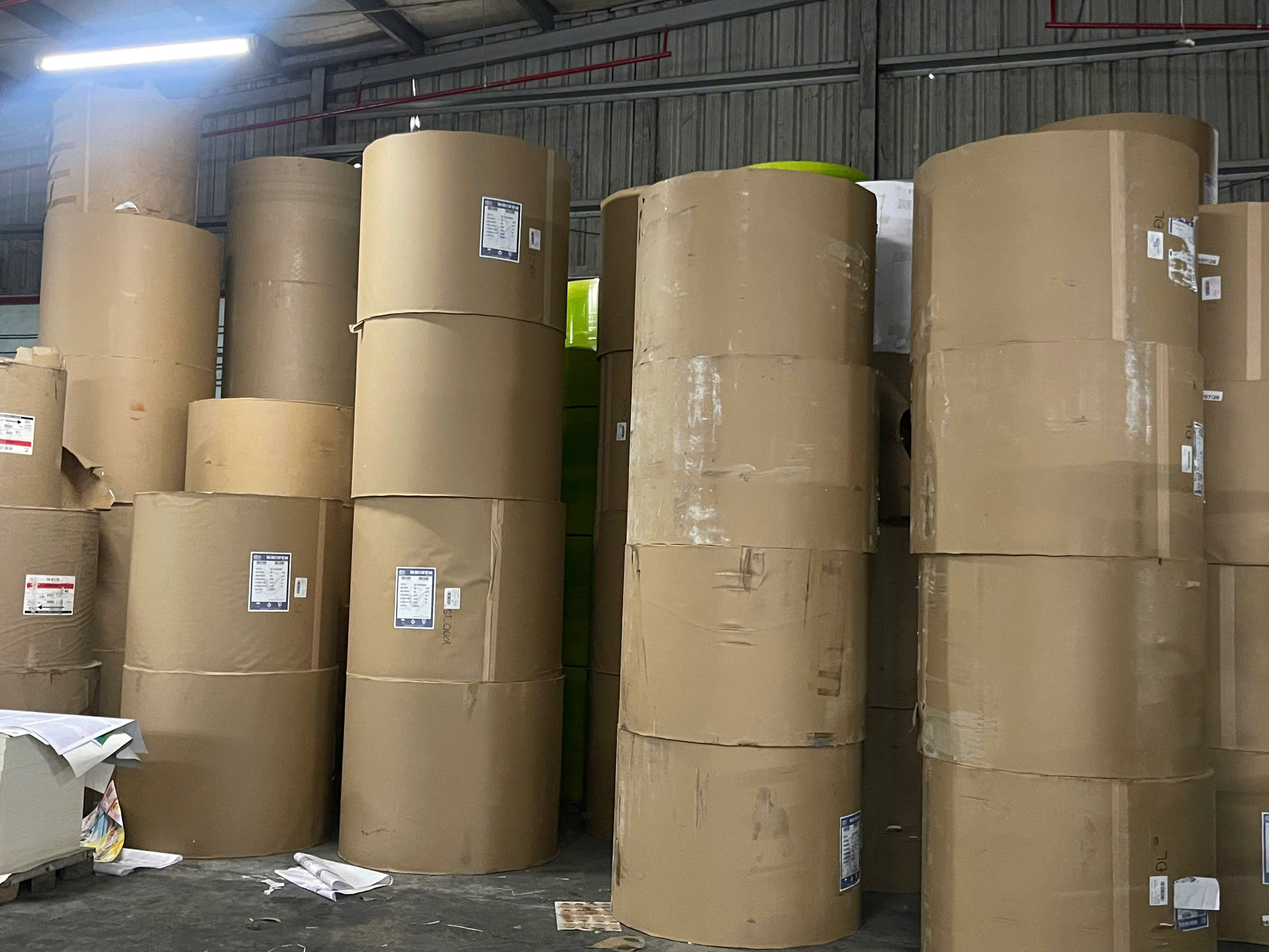 Kho giấy cuộn lô ngang tại nhà máy Hồng Điệp